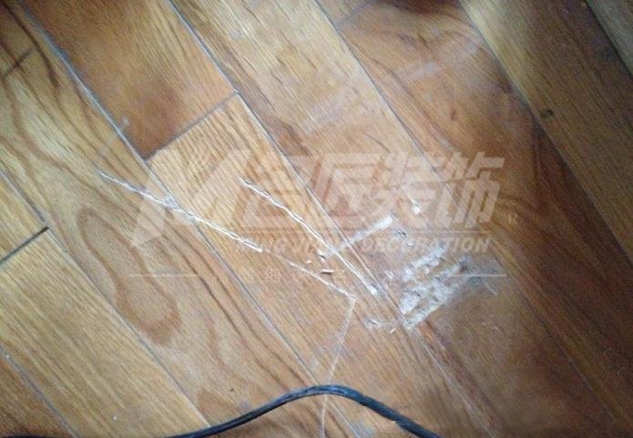 木地板鋪好后沒有及時保護，怎樣避免被施工人員踩臟、劃傷呢？